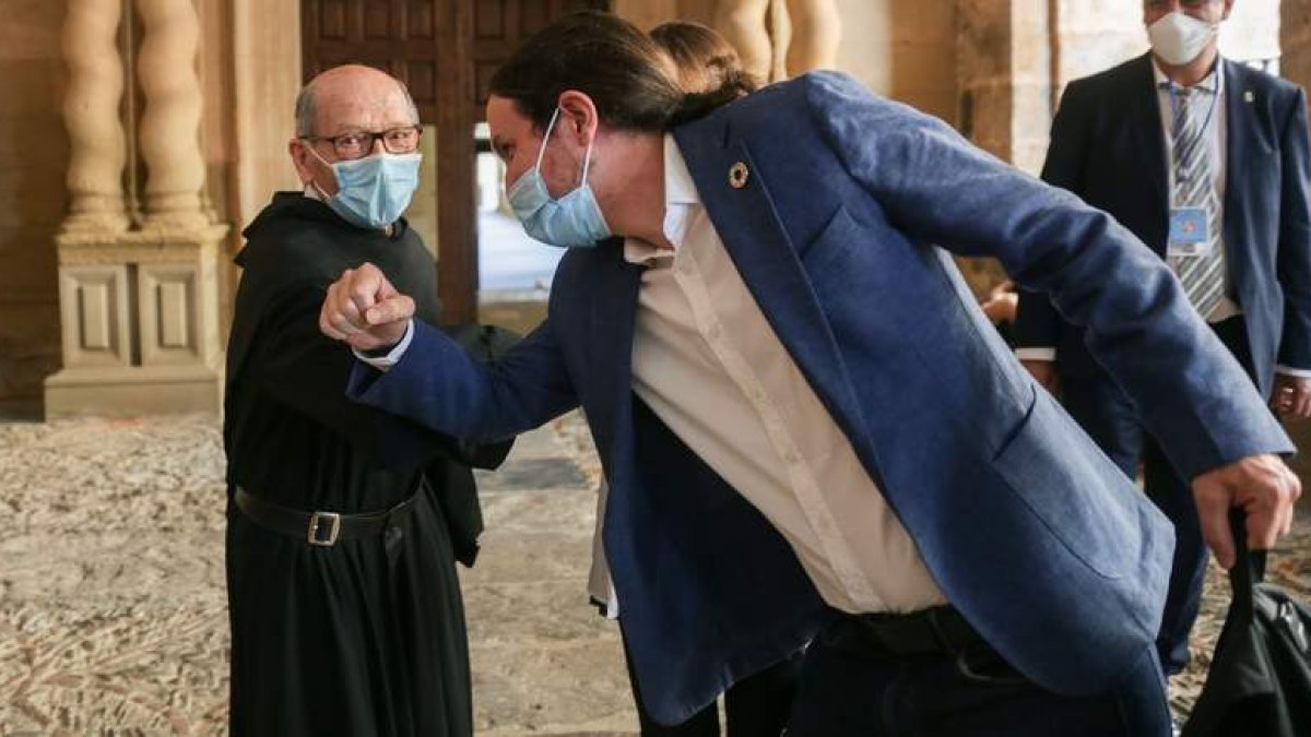 Pablo Iglesias saluda a un religioso del monasterio de San Millán de Yuso . RAQUEL MANZANARES