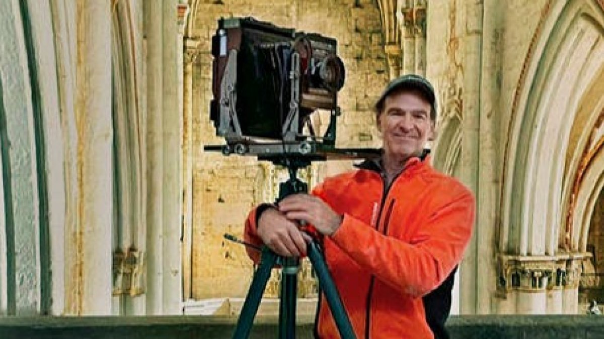 El fotógrafo madrileño Fernando Manso con su gigantesca e inseparable cámara. DL