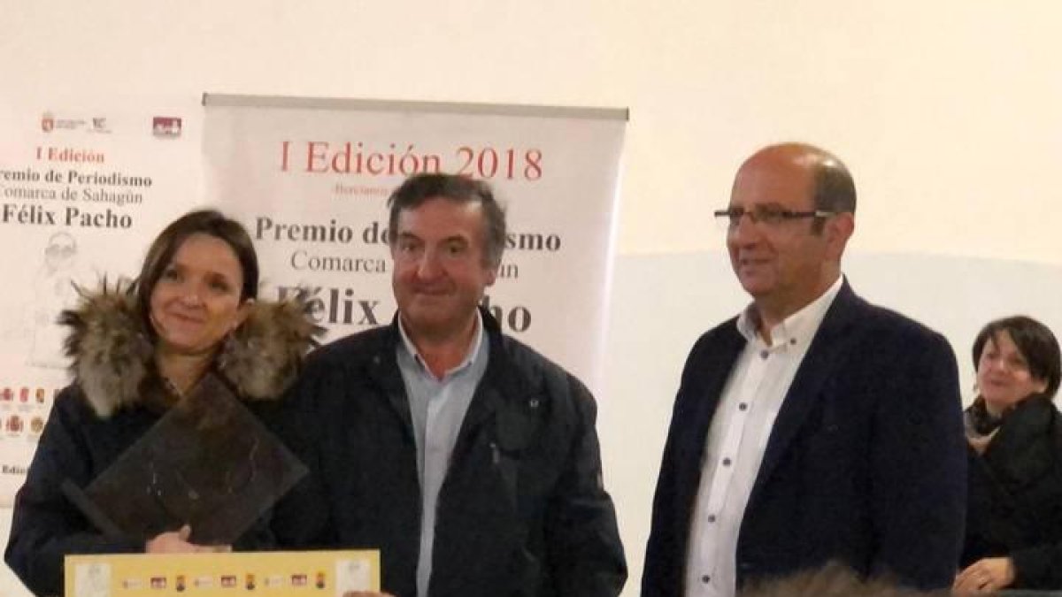 La periodista de Diario de León, María Carnero, en el momento de recibir el premio.