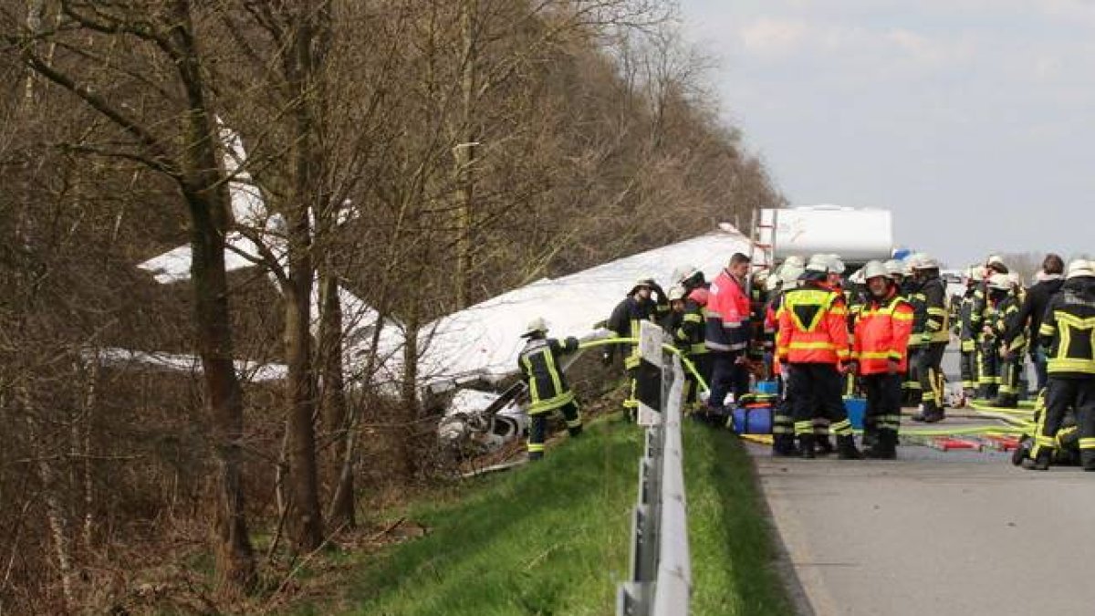 Los servicios de emergencia tratan de socorrer a las víctimas del accidente de una avioneta que se estrelló contra una autopista en Alemania.