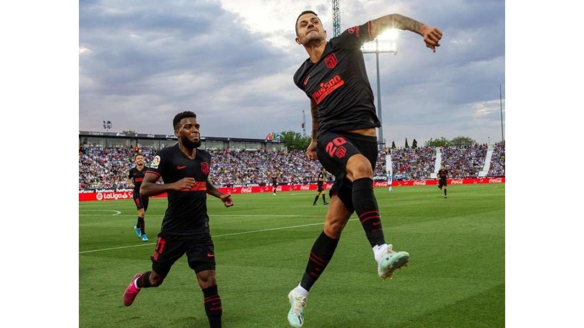 Vitolo celebra el gol que le da la victoria al Atlético. RODRIGO JIMÉNEZ.