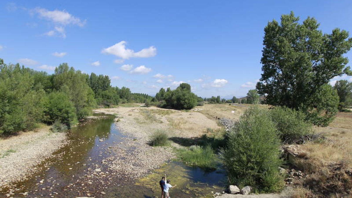 Imagen de archivo del río Torío durante una época de sequía. JESÚS