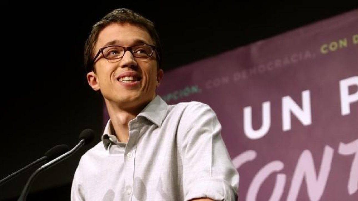 Íñigo Errejón sonríe durante su comparecencia ante los medios la noche electoral.
