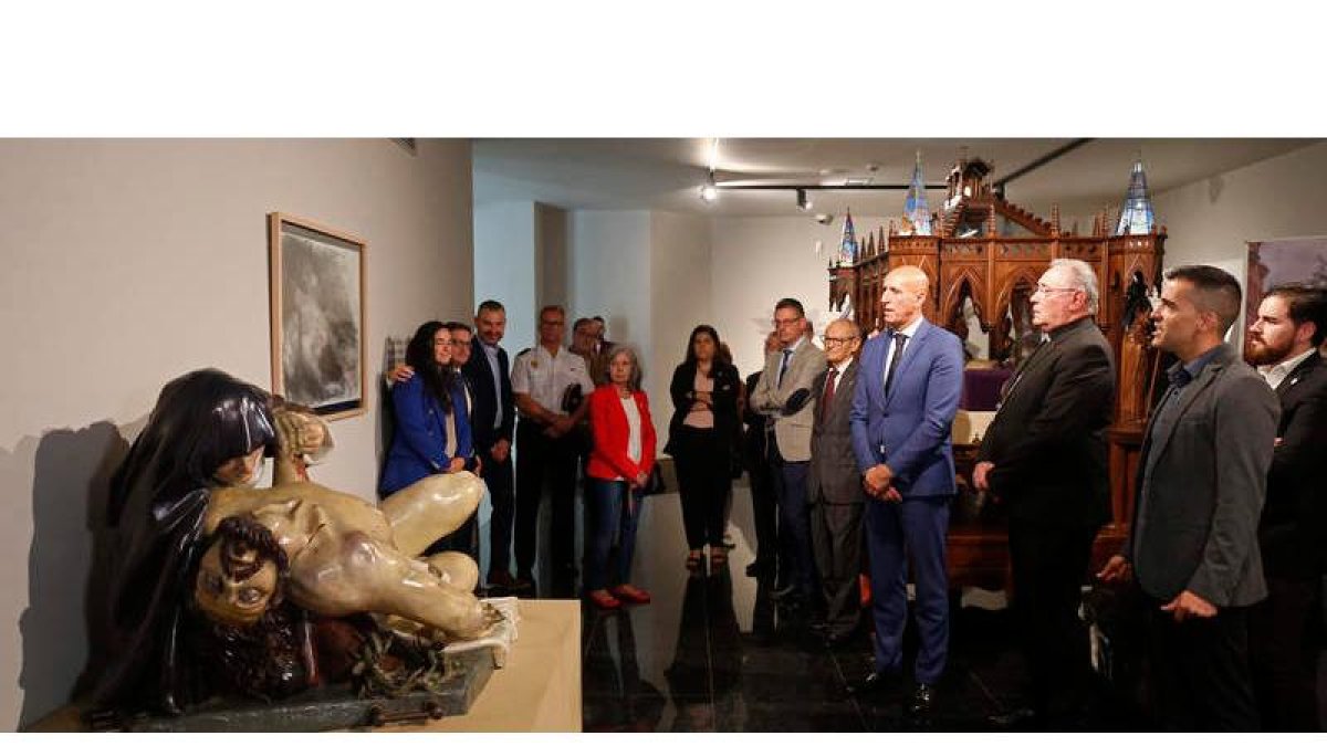 El obispo inauguró la exposición en el museo de la Semana Santa. FERNANDO OTERO