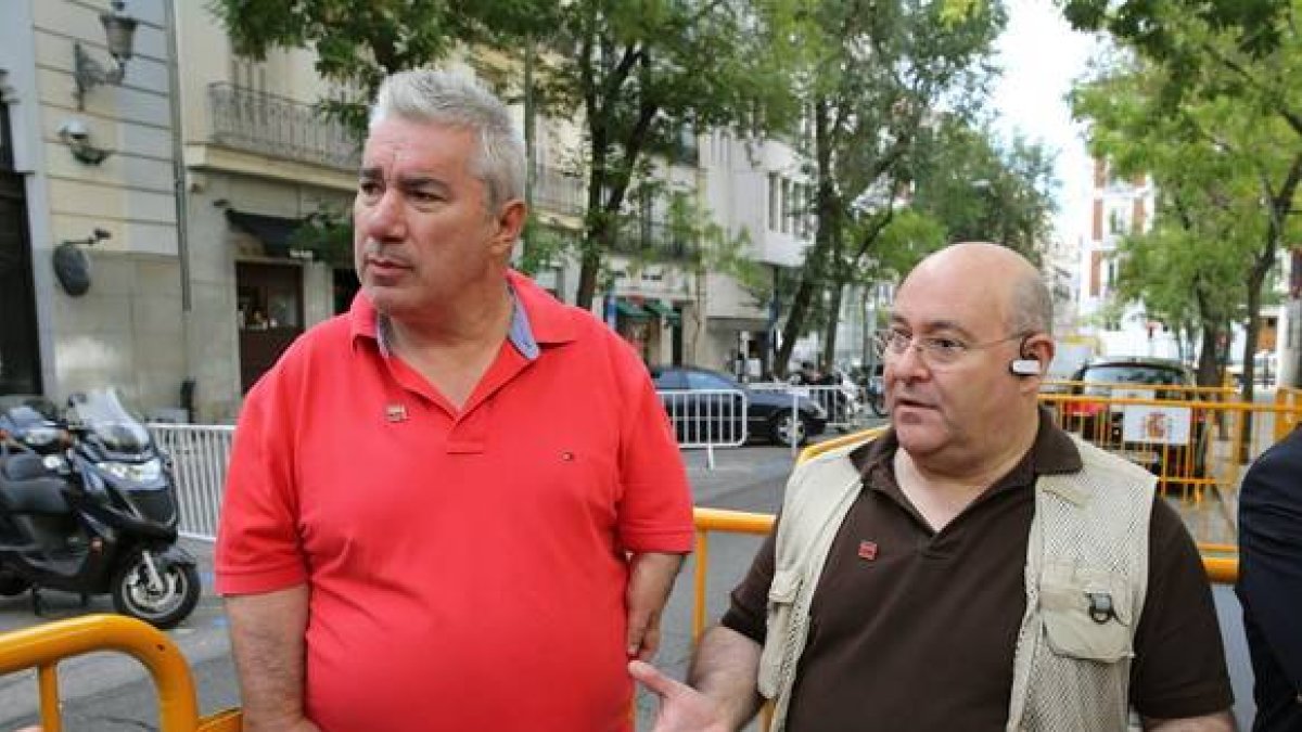 El presidente y el vicepresidente de la Asociación de Víctimas de la Talidomida en España, José Riquelme y Rafael Basterrechea, este miércoles ante el Tribunal Supremo.