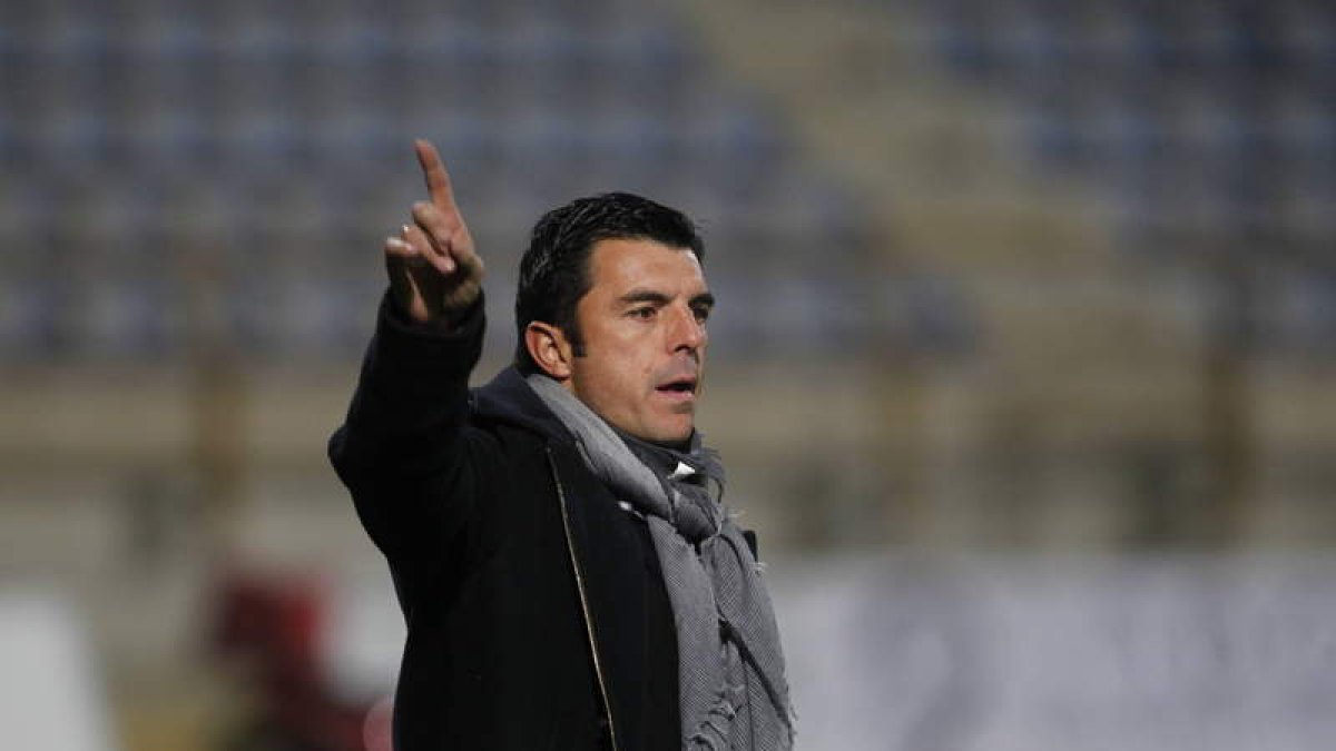 Luis Cembranos da órdenes desde la zona técnica durante el partido ante el Oviedo.