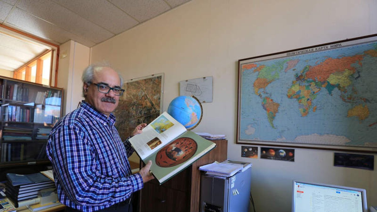El catedrático de Geografía de la Universidad de León, Antonio T. Reguera, publicó en enero el libro ‘La medida de la Tierra en la antigüedad’. SECUNDINO PÉREZ