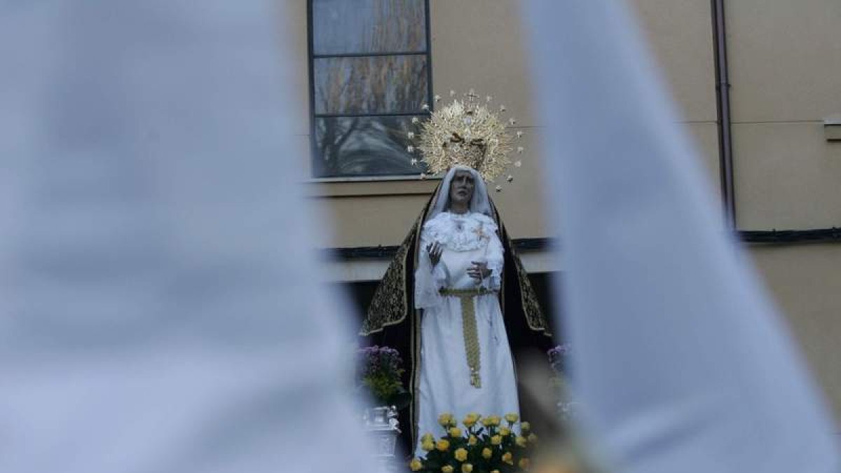 La Virgen de las Lágrimas ofrecerá su nuevo aspecto tras ser restaurada. JESÚS F. SALVADORES
