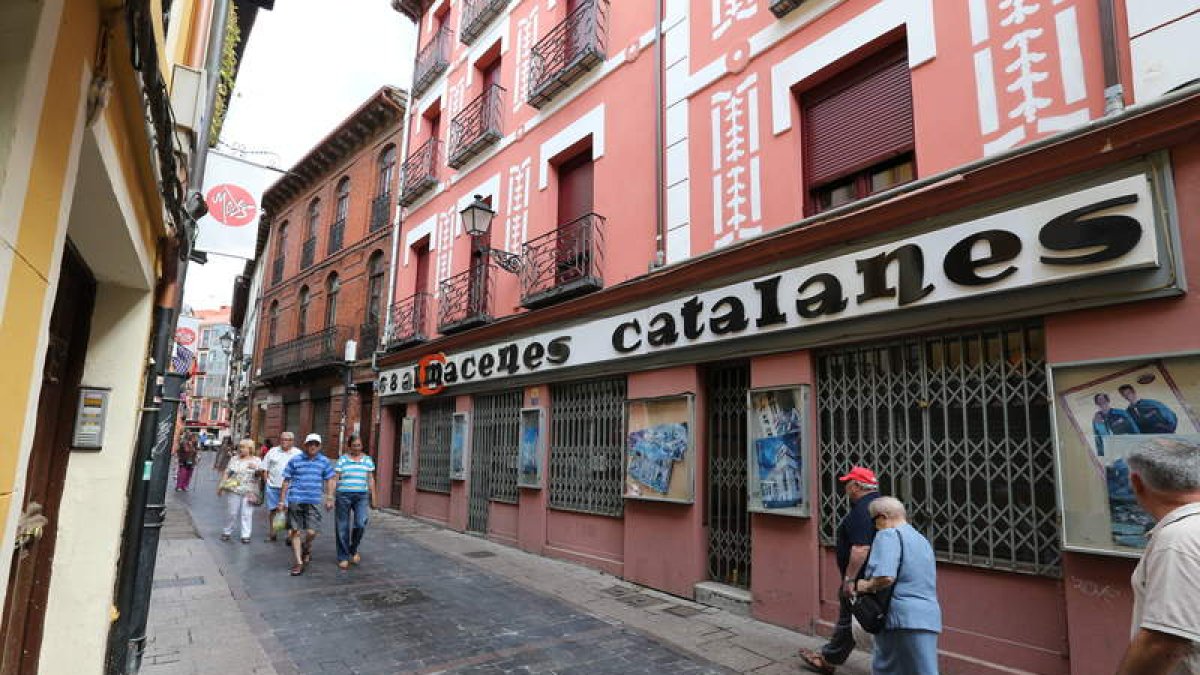 Los escaparates de Almacenes Catalanes, cerrados ya para siempre.