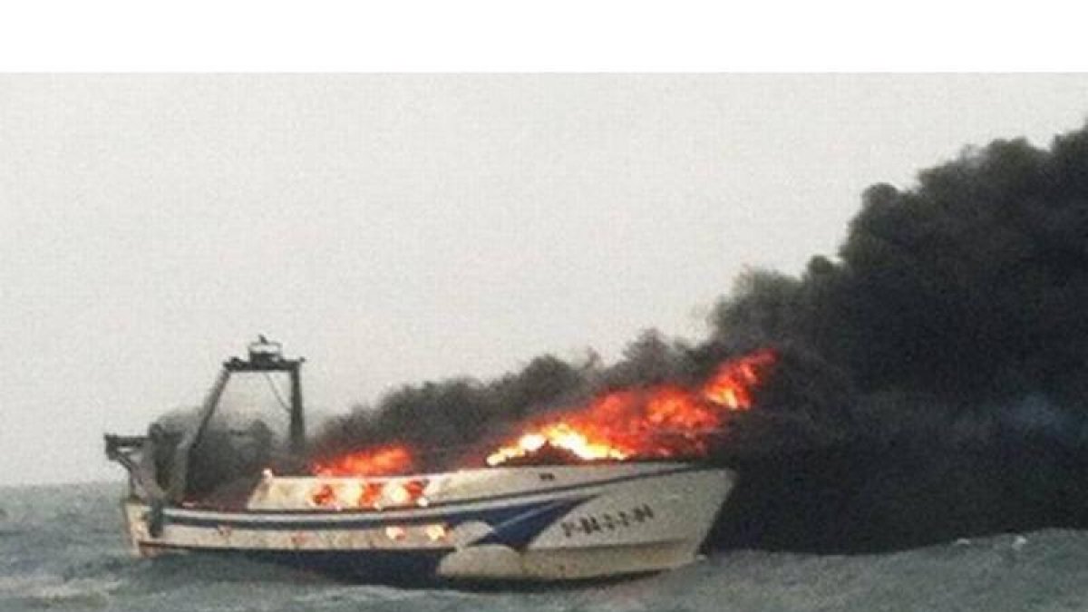 El pesquero incendiado ante la costa de Barcelona, en una imagen de la cadena BTV, este miércoles.