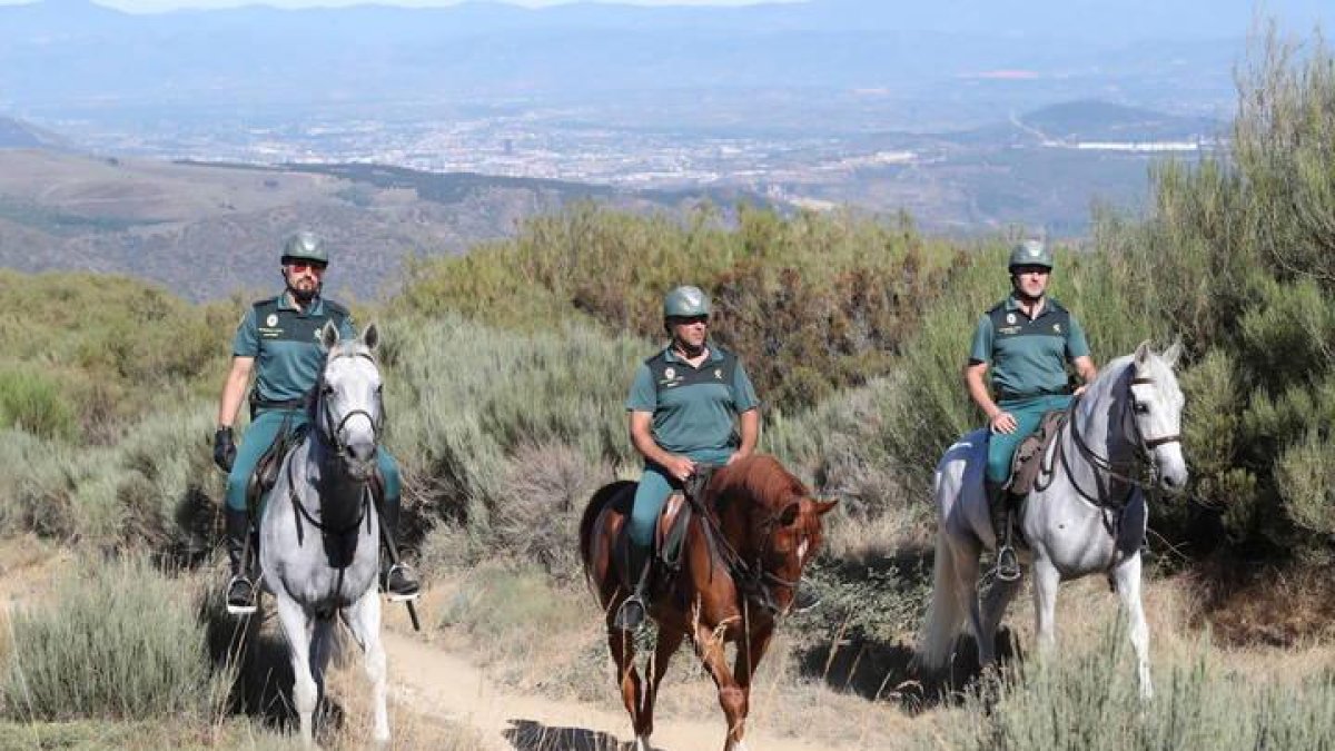 Guardias civiles a caballo en el Camino de Santiago.