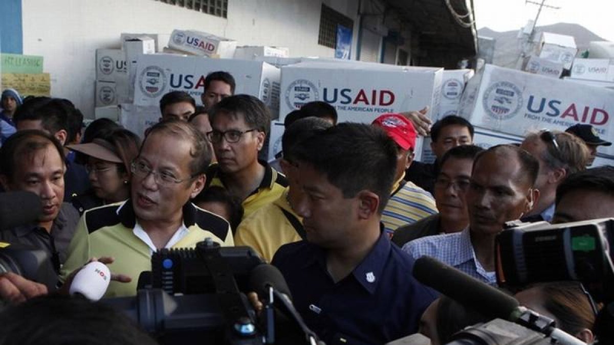 El presidente filipino, Benigno Aquino, responde a las preguntas de los periodistas durante su visita a Tacloban, este domingo.