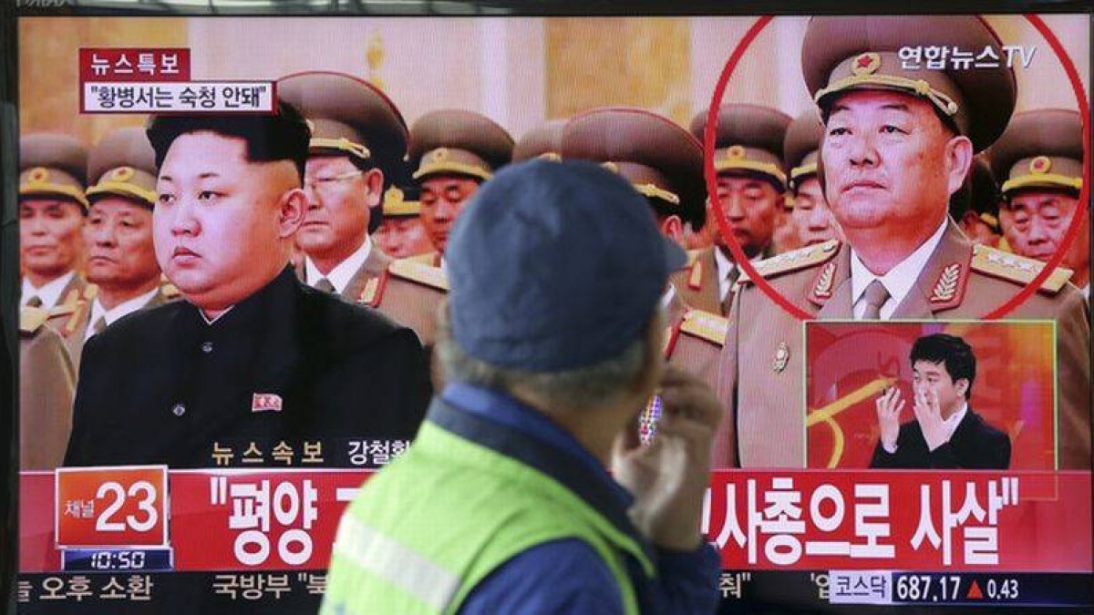 Un hombre mira un informativo en el que aparecen Kim Jong-un junto al ejecutado ministro de Defensa, este miércoles en Seúl.