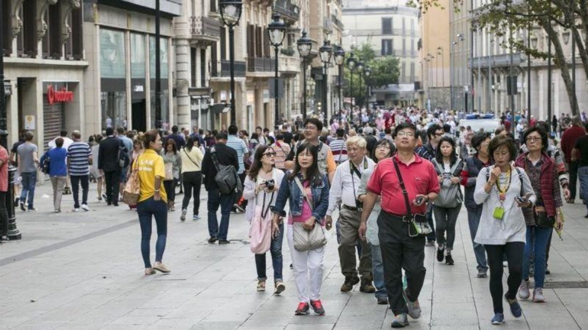 Afluencia de público en una jornada comercial en Portal de l'Àngel de Barcelona.