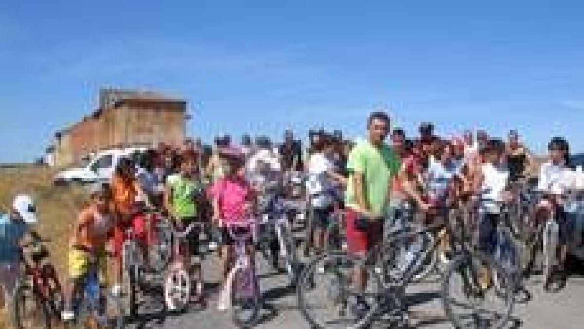 Participantes en la marcha con la ermita de Otero al fondo