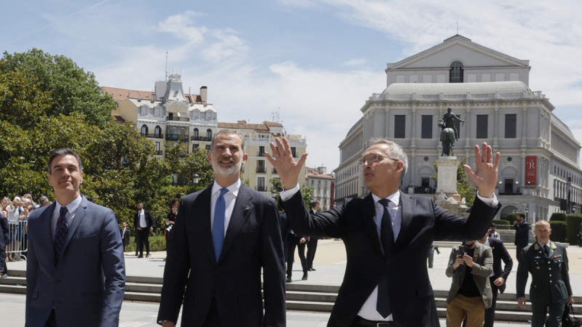 Sánchez, el rey Felipe VI y Jens Stoltenberg pasean hacia el Palacio Real, ayer, tras el acto oficial. BALLESTEROS