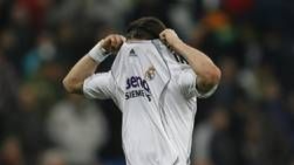 Sergio Ramos se quita la camiseta tras concluir el partido