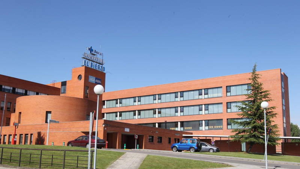 El exterior del Hospital del Bierzo, en imagen de archivo.