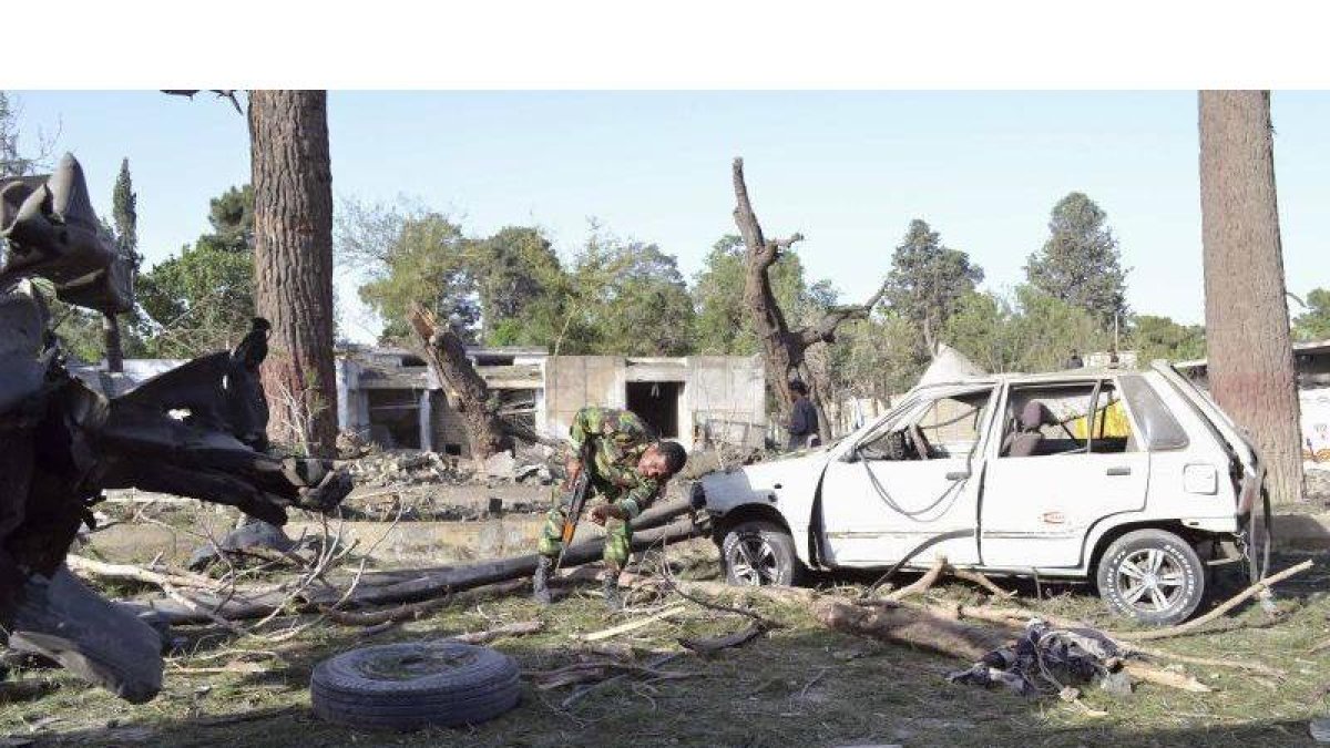 Un soldado recoge pruebas del atentado suicida en Quetta.