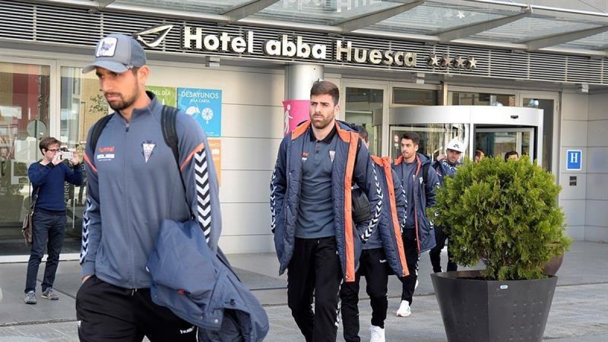 Jugadores y cuerpo técnico del Albacete Balompié dejan el hotel ABBA para partir en autocar hacia Albacete, después de que se suspendiese el encuentro de LaLiga 1/2/3 que tenía previsto disputar ante el Huesca esta tarde