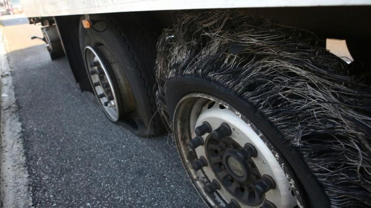 Un camión ha sufrido el pinchado en una de sus ruedas a la altura de Mollet del Vallès.