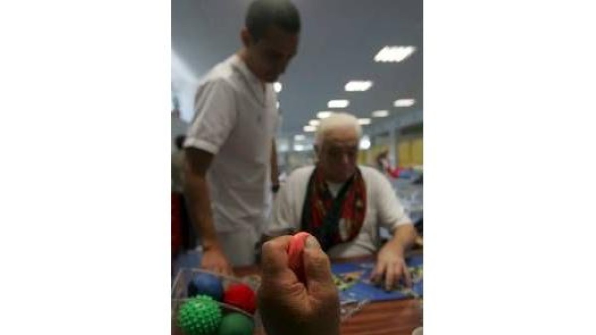 Roberto Nogueira comprueba cómo realizan terapias varios pacientes en la unidad de San Juan de Dios.