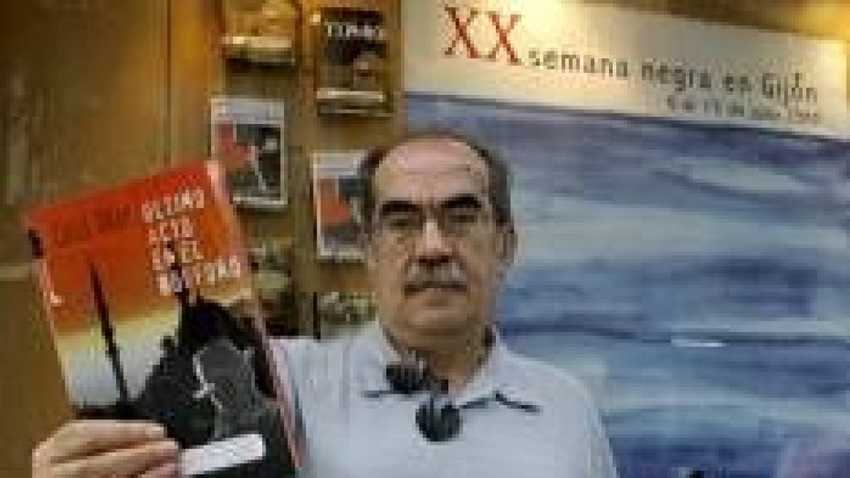 El escritor Celil Oker, durante la presentación de su libro en Gijón