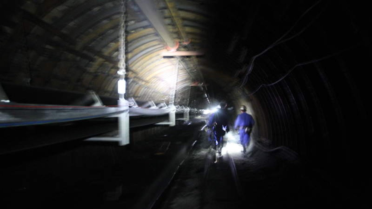 Detalle de dos mineros en un túnel de la Hullera Vasco Leonesa. NORBERTO