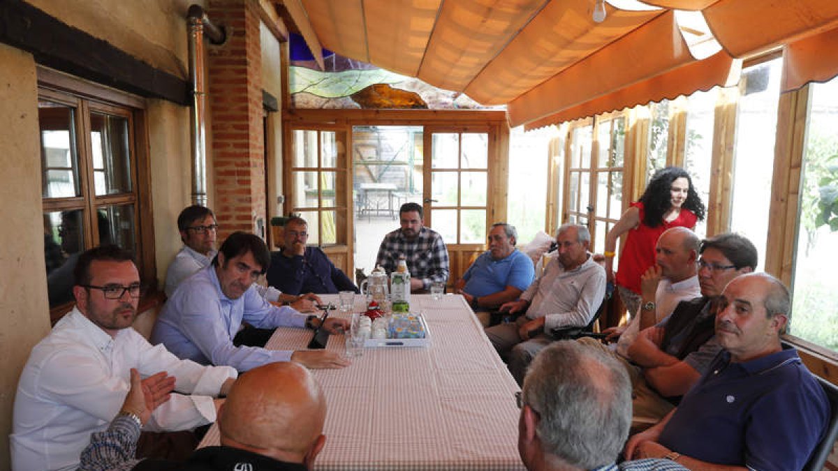 Un momento de la reunión de la candidatura popular con los cazadores. JESÚS F. SALVADORES