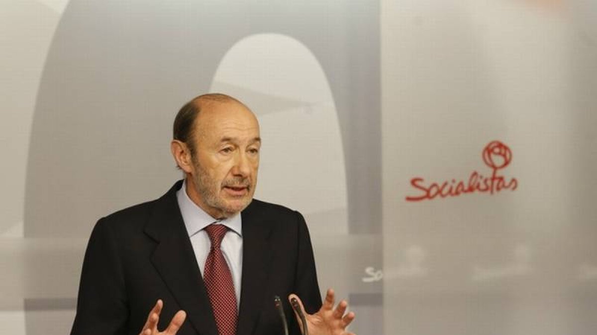 El líder del PSOE, Alfredo Pérez Rubalcaba, durante la rueda de prensa en la que ha valorado la renuncia del Rey.