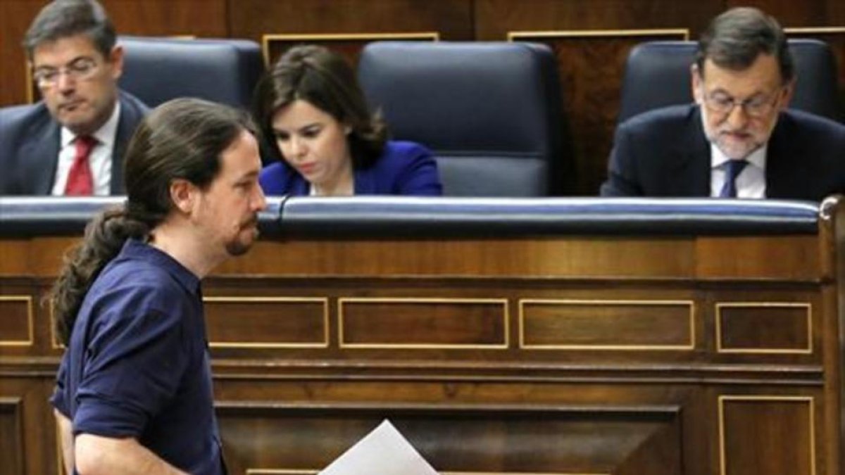 Pablo Iglesias, Mariano Rajoy, Albert Rivera y Pedro Sánchez (abajo), en tres momentos del pleno del Congreso de ayer.