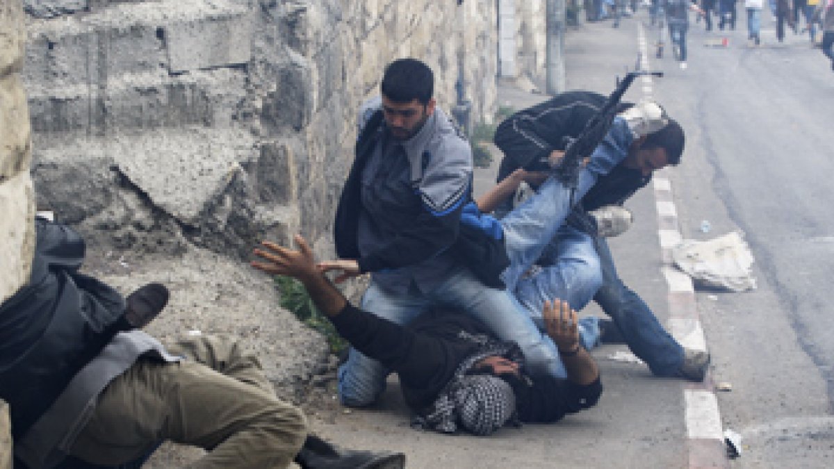 Agentes de paisano israelís detienen a varios palestinos durante los enfrentamientos en Jerusalén.