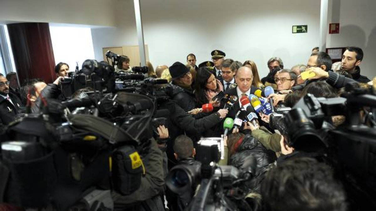 Fernández Díaz atiende a los medios de comunicación en Lleida, en la presentación del DNI 3.0.
