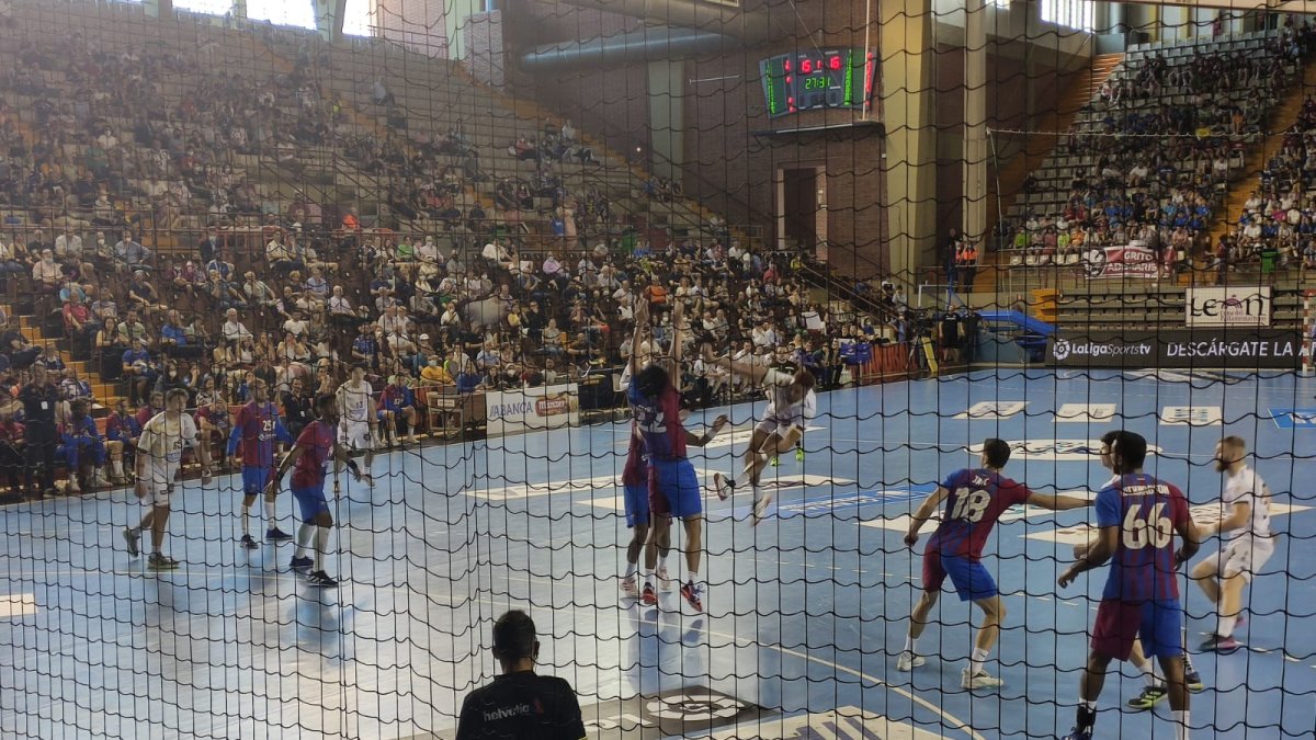 Un momento del partido entre Ademar y Barcelona. M. Á. T.