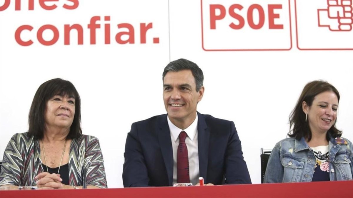 Cristina Narbona, Pedro Sánchez y Adriana Lastra, hoy, en la sede del PSOE.