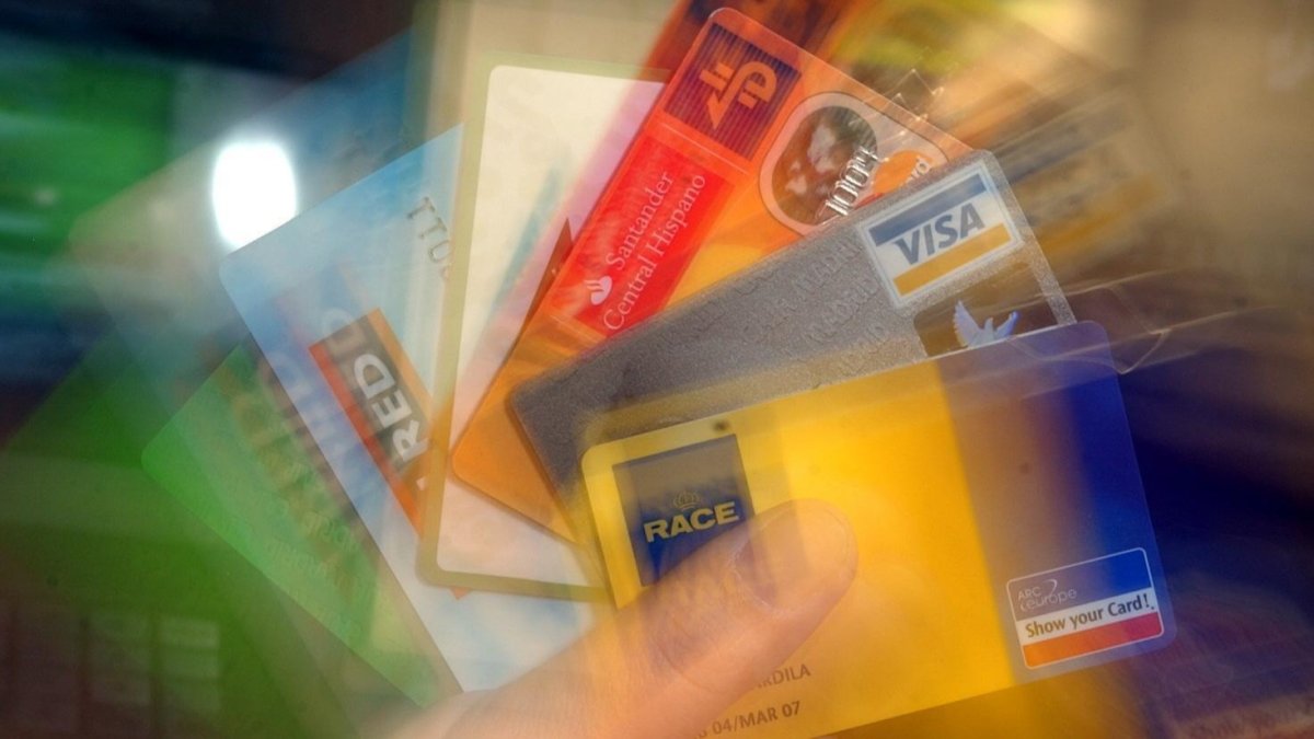 Los fraudes cometidos con las tarjetas bancarias centran ya una de cada tres reclamaciones al Banco de España. EMILIO NARANJO