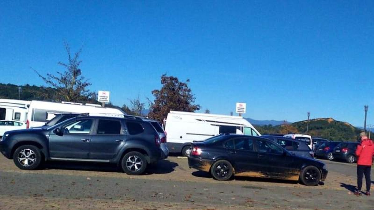 Coches y autocaravanas aparcadas el sábado a la entrada del pueblo de Médulas. DL