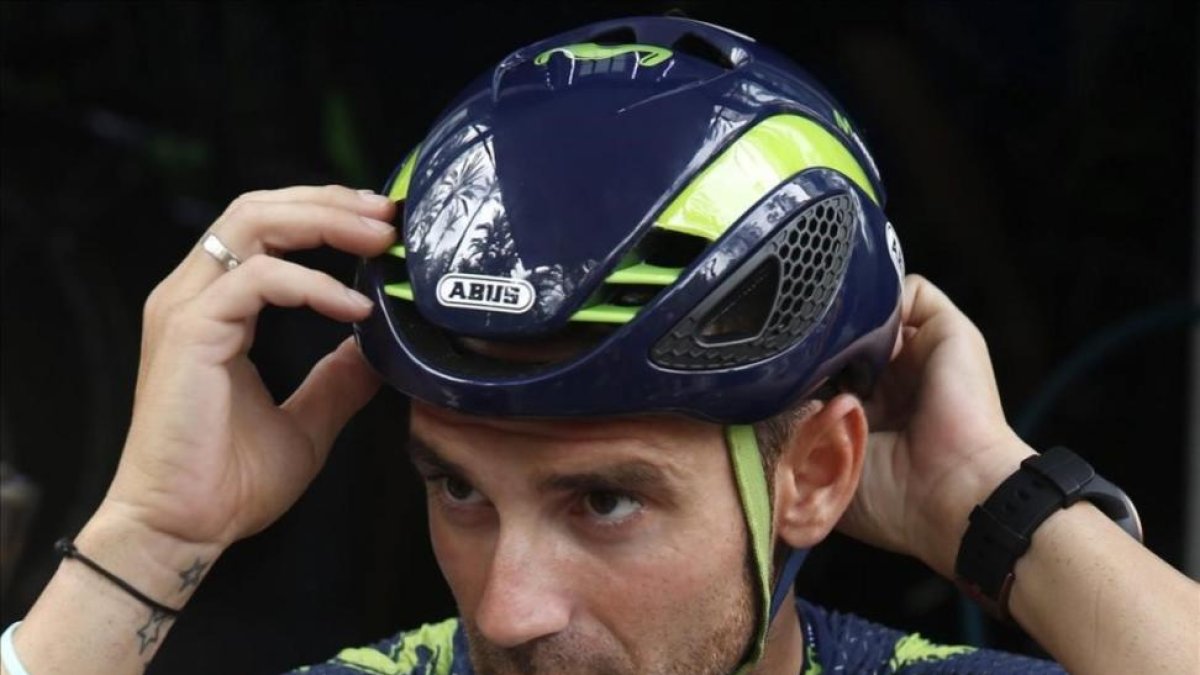 Alejandro Valverde se ajusta el casco antes de salir a entrenar con sus compañeros del Movistar durante la jornada de descanso de la Vuelta.