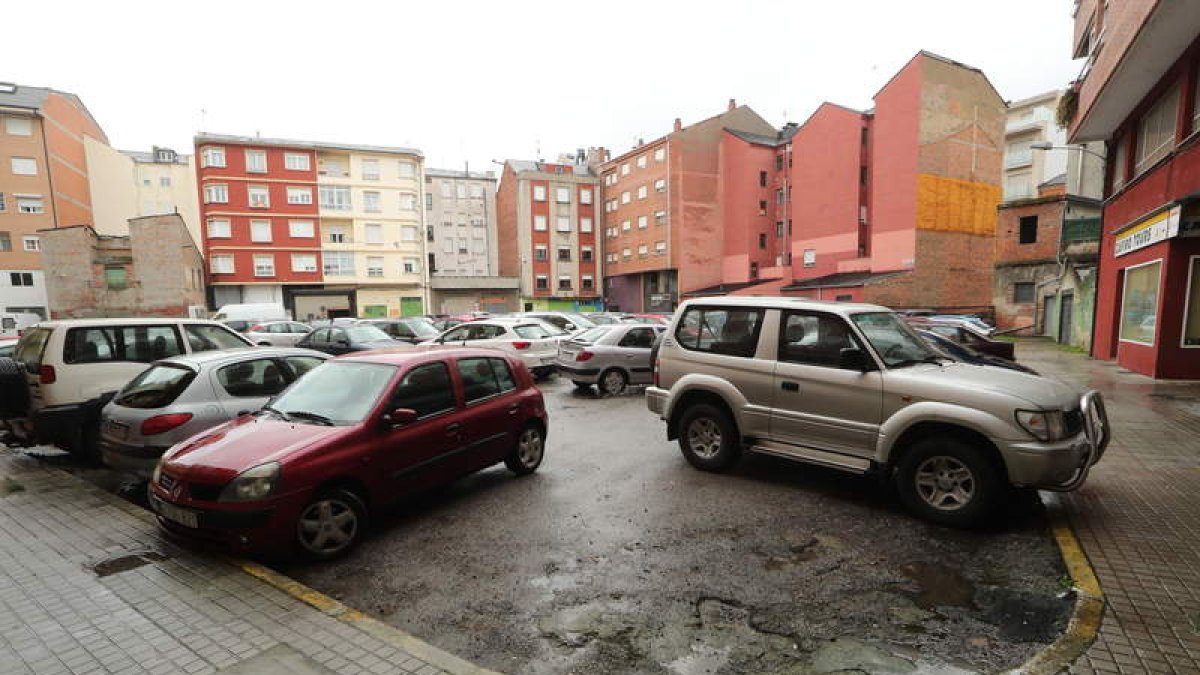Aspecto de la Plaza Interior, en el día de ayer convertida en un gran aparcamiento. L. DE LA MATA