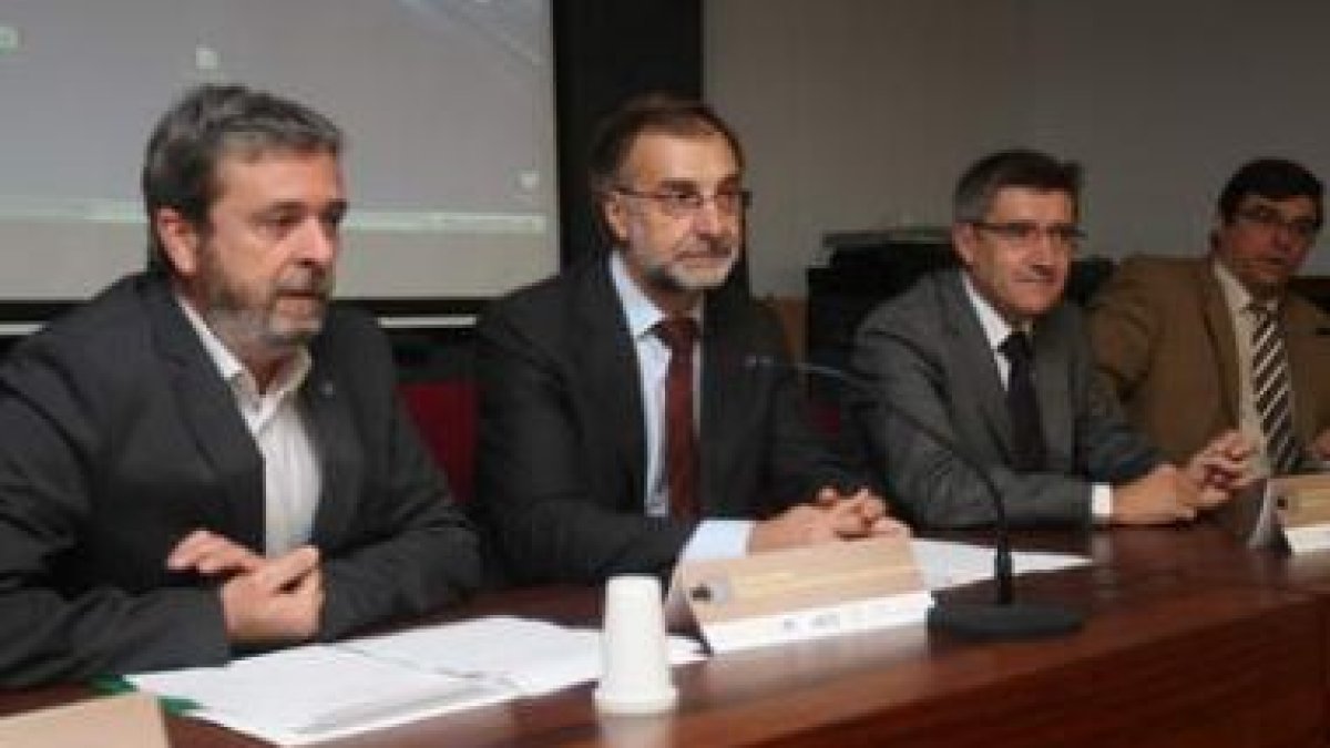 Ignacio Robles y Francisco Fernández, en el centro, durante el curso de accesibilidad.