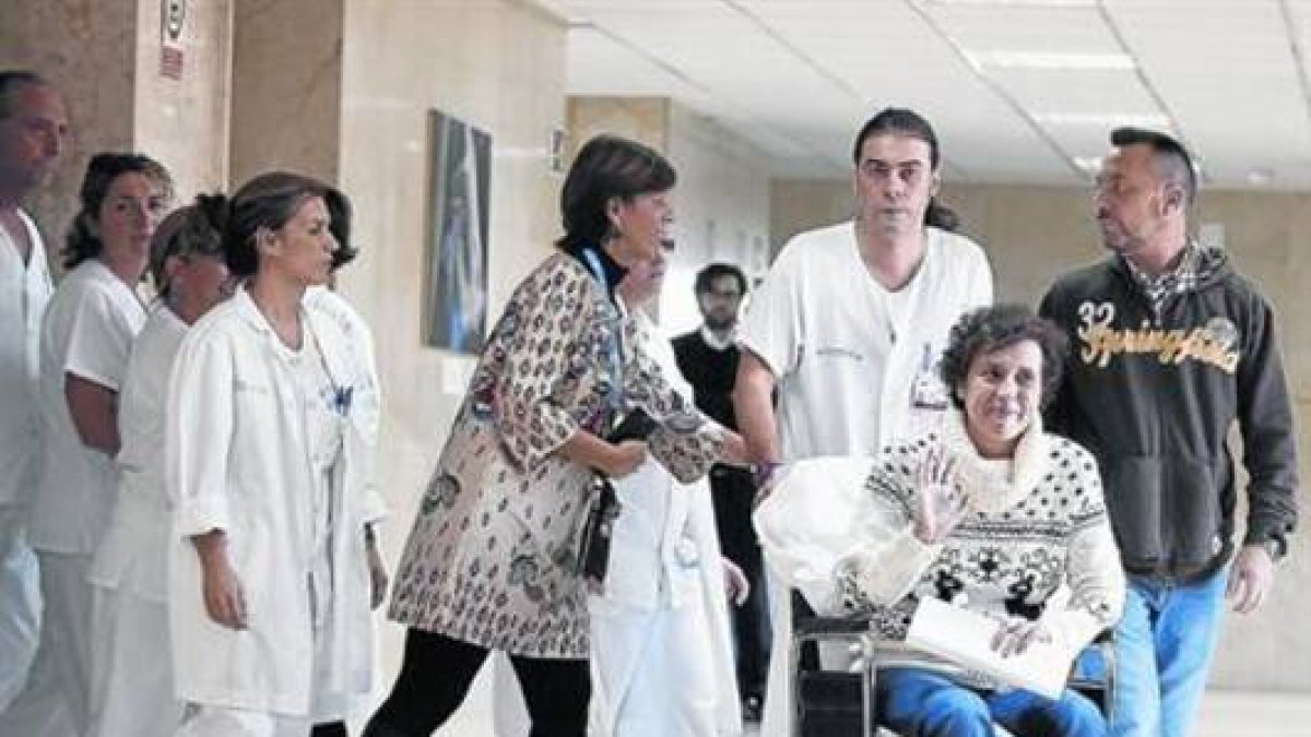 Teresa Romero, su marido y sus compañeros, antes de abandonar el Hospital Carlos III de Madrid.