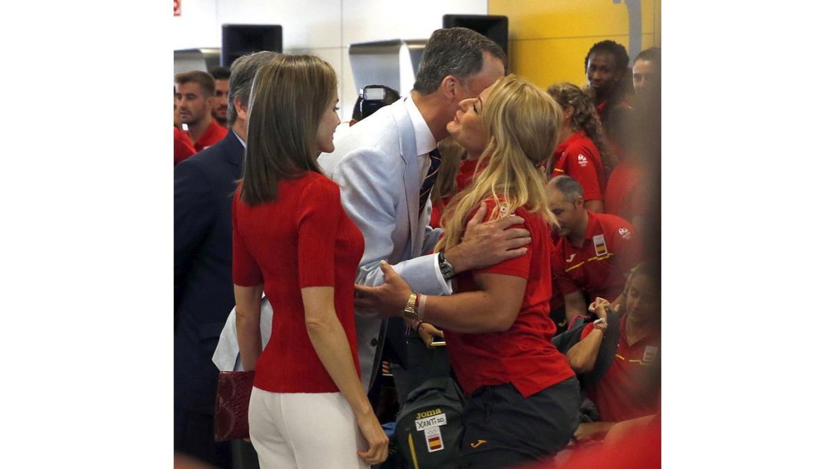 Los Reyes Felipe y Letizia despiden en el aeropuerto de Barajas a la haltera Lidia Valentín (d) antes de partir con el equipo olímpico español rumbo a Río de Janeiro para participar en los Juegos Olímpicos.