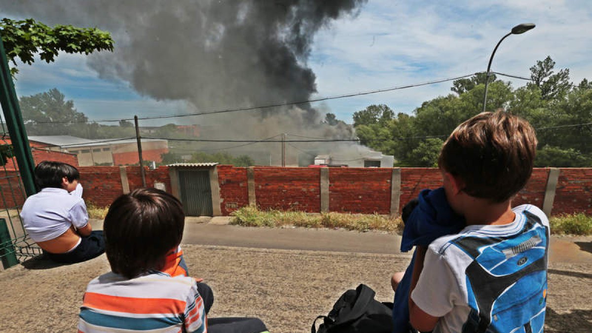 El espectacular incendio de la fábrica de Mobbeltur generó grandes nubes de humo negro, visibles a varios kilómetros de distancia de Trobajo del Camino