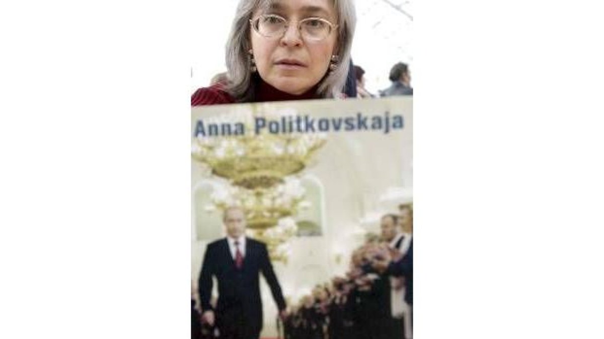Anna Politkovskaya en la presentación de su libro sobre Putin