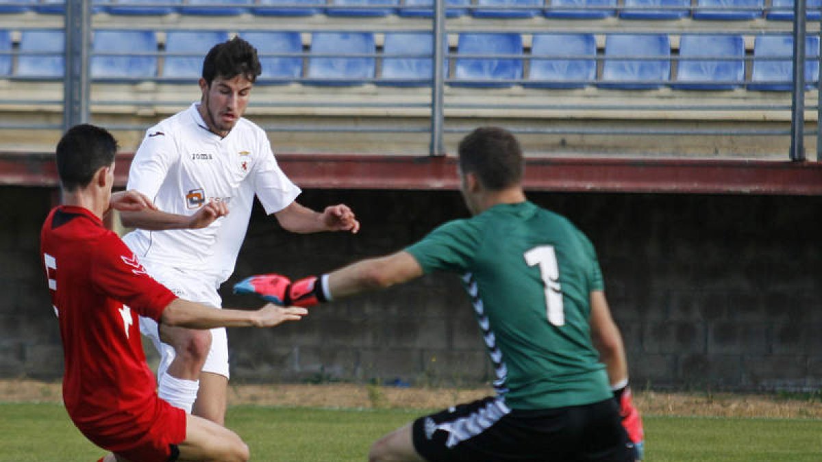 El peñista Manu se dispone a marcar el segundo gol de su equipo ante el Rayo. F. OTERO PERANDONES