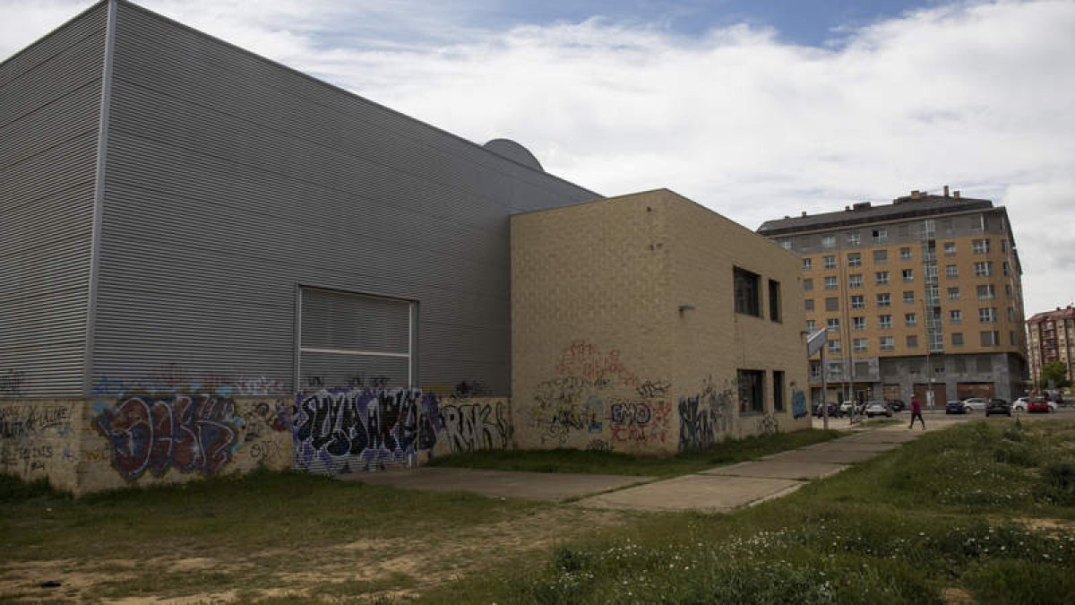 Perímetro exterior del pabellón de La Torre, en el punto donde se produjo la cuchillada que mató al joven universitario. FERNANDO OTERO