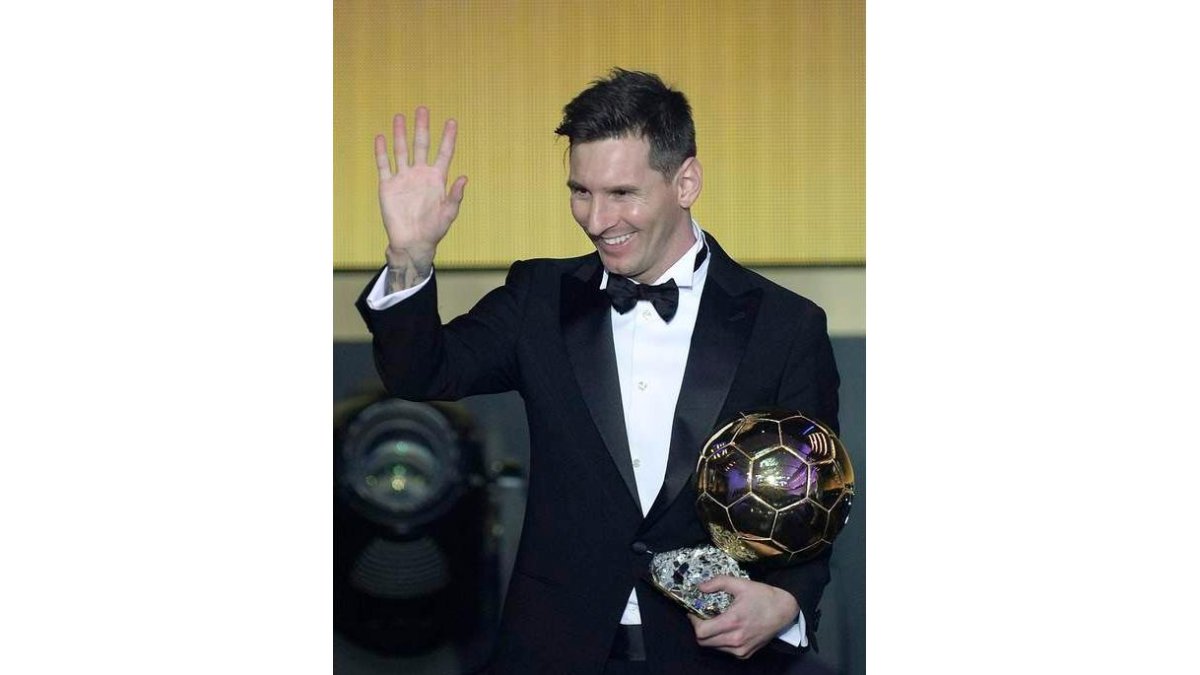 Messi, tras recibir el Balón de Oro 2015 durante la ceremonia de la Fifa celebrada en Zúrich.