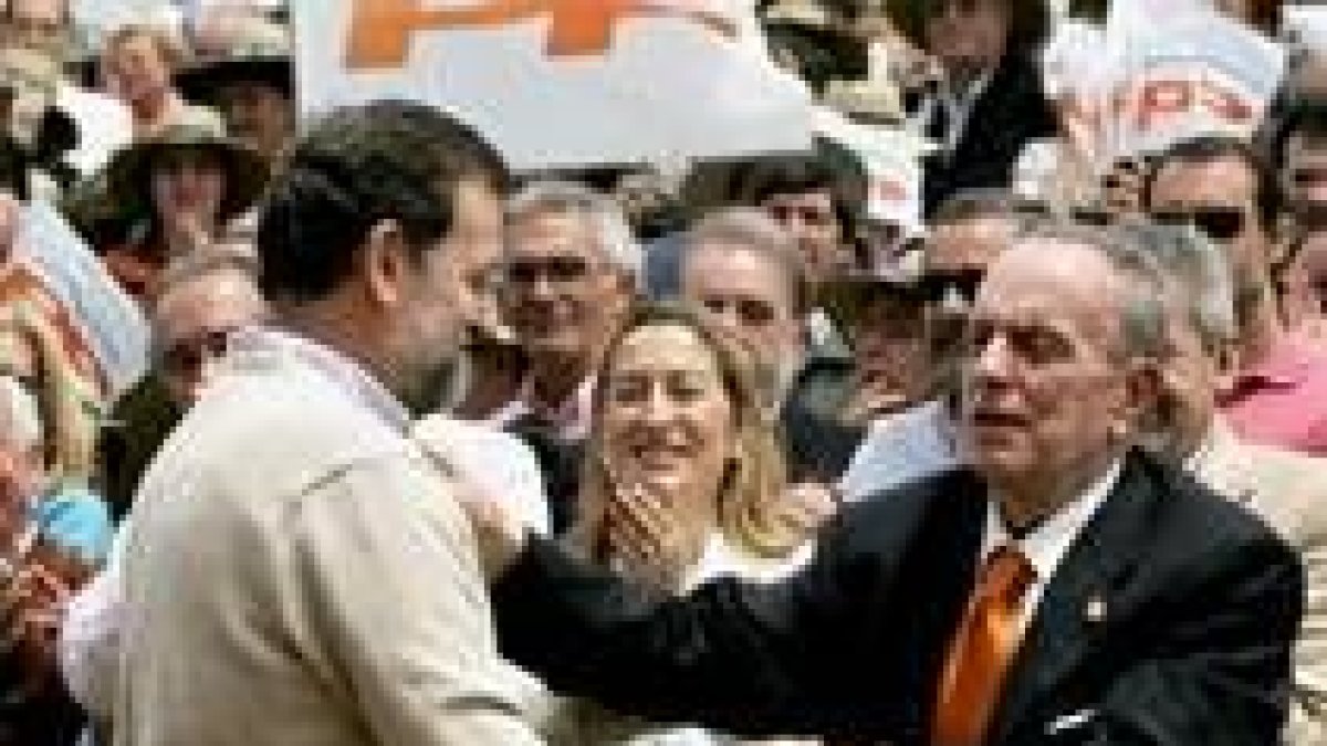Mariano Rajoy abraza a Manuel Fraga ayer en el Monte do Gozo
