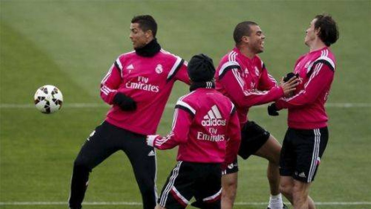Diversos jugadores del Real Madrid durante un entreno del pasado mes de marzo.