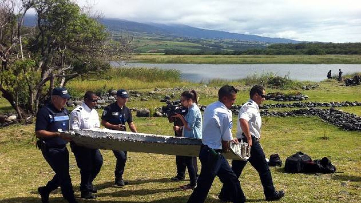 La Policía de las Islas Reunión traslada una de las piezas encontradas.